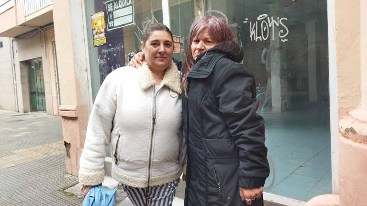 Rosa y Yesica, ayer poco antes de entrar en el centro de día Concepción Arenal de la calle San Pedro. GAITERO