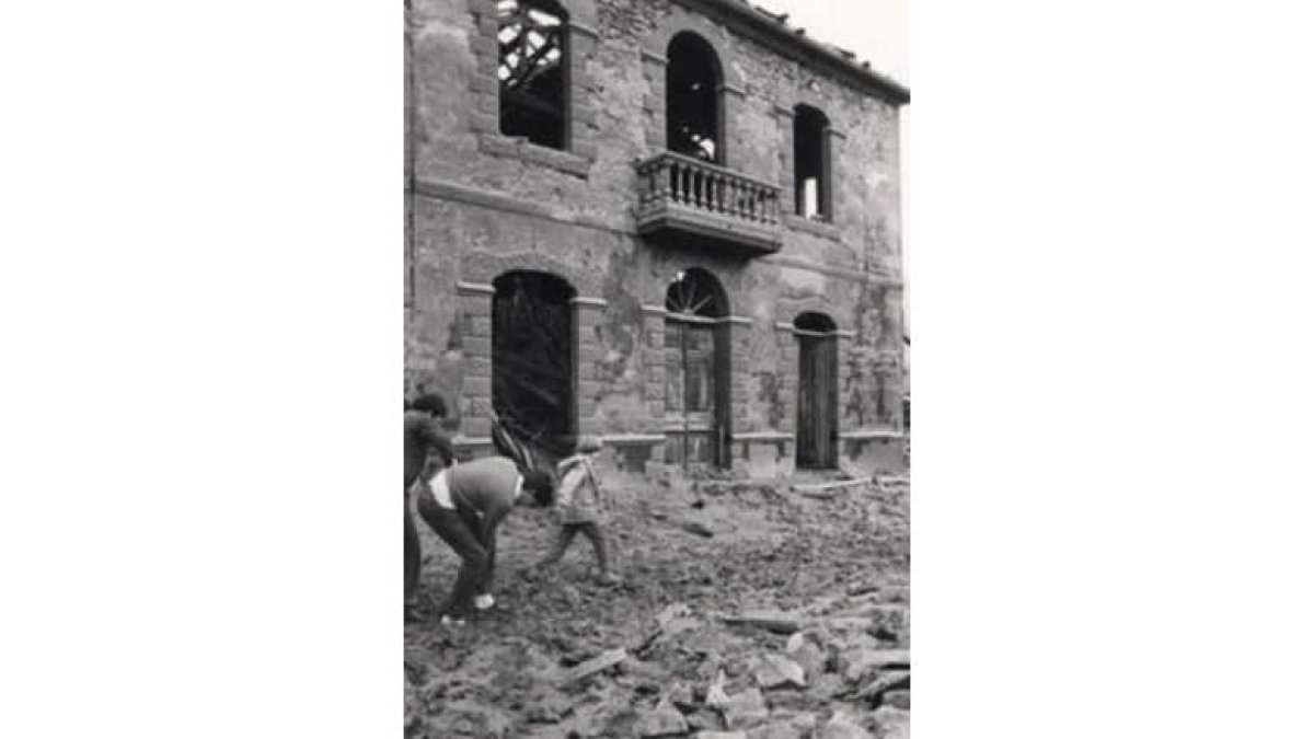 En un año de sequía reaparecieron edificios ya dañados.