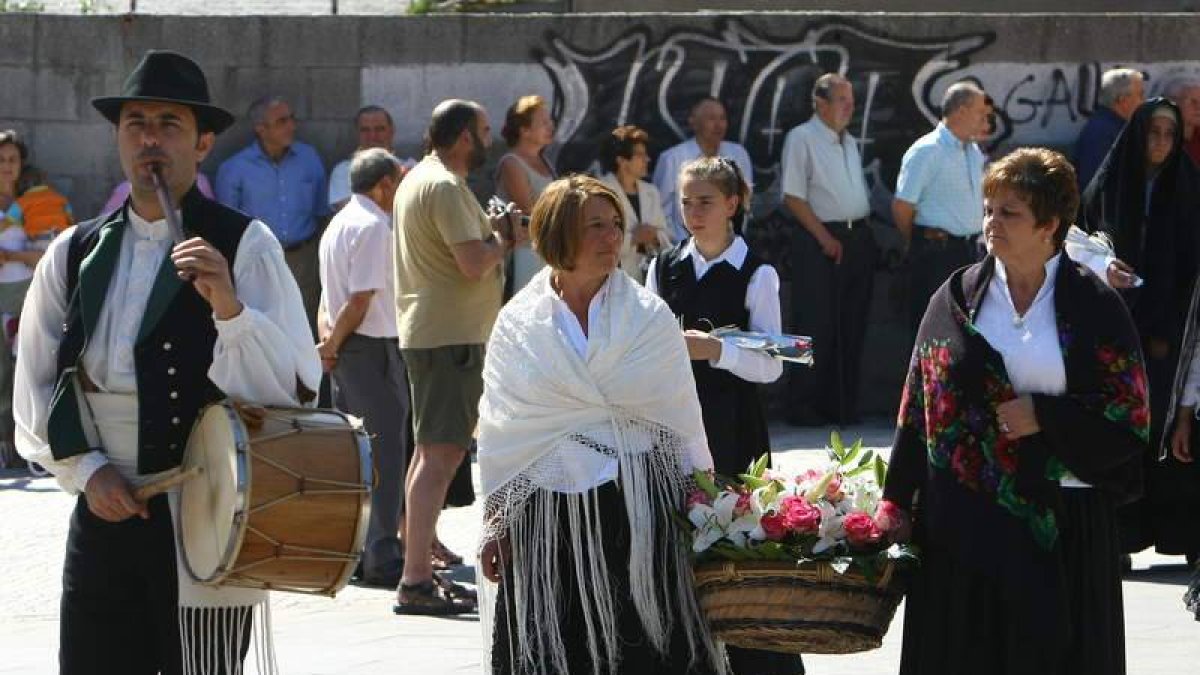 Ofrenda floral a la virgen durante la tradicional romería de Páramo del Sil.