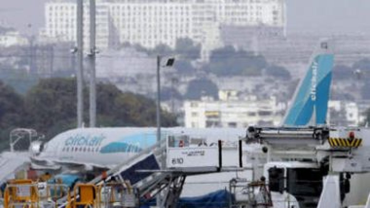 Vista del avión tras incendiarse una turbina.