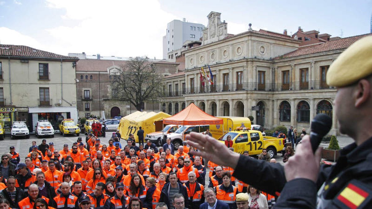 Los voluntarios reciben explicaciones de la UME. F. OTERO PERANDONES