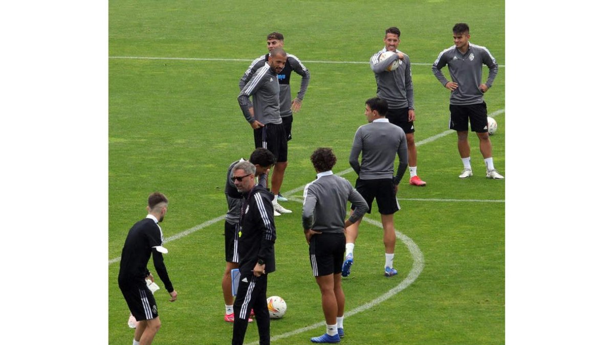 Bolo dirige un entrenamiento. El técnico está satisfecho del trabajo de todo el plantel. ANA F. BARREDO