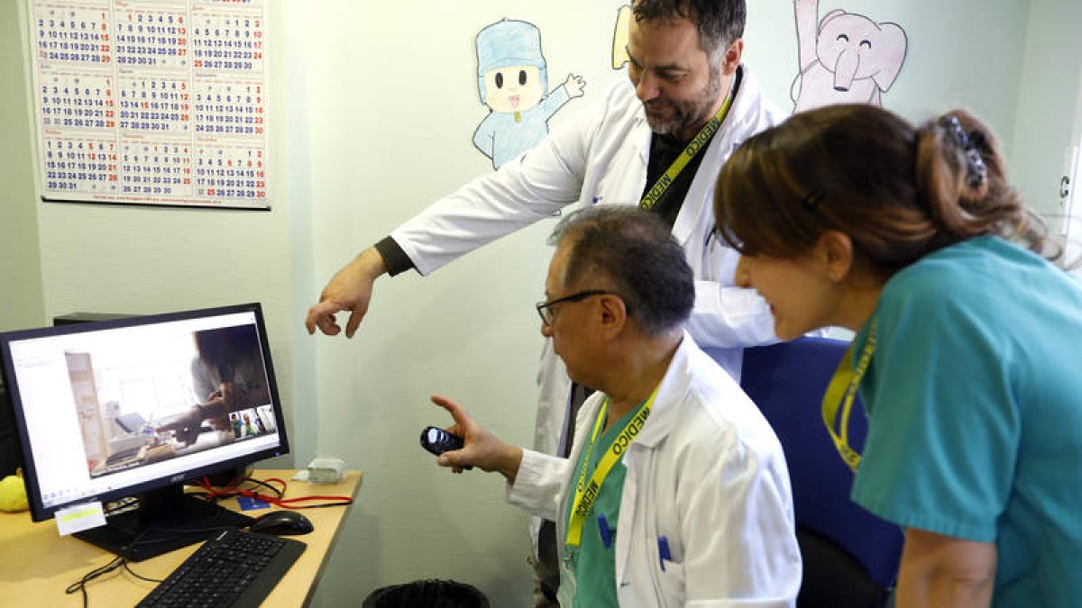 Erik Ardela (sentado), jefe de Cirugía Pediátrica del Hospital de León, José María Pradillos y Sara Fuentes, en la primera videoconsulta con Astorga