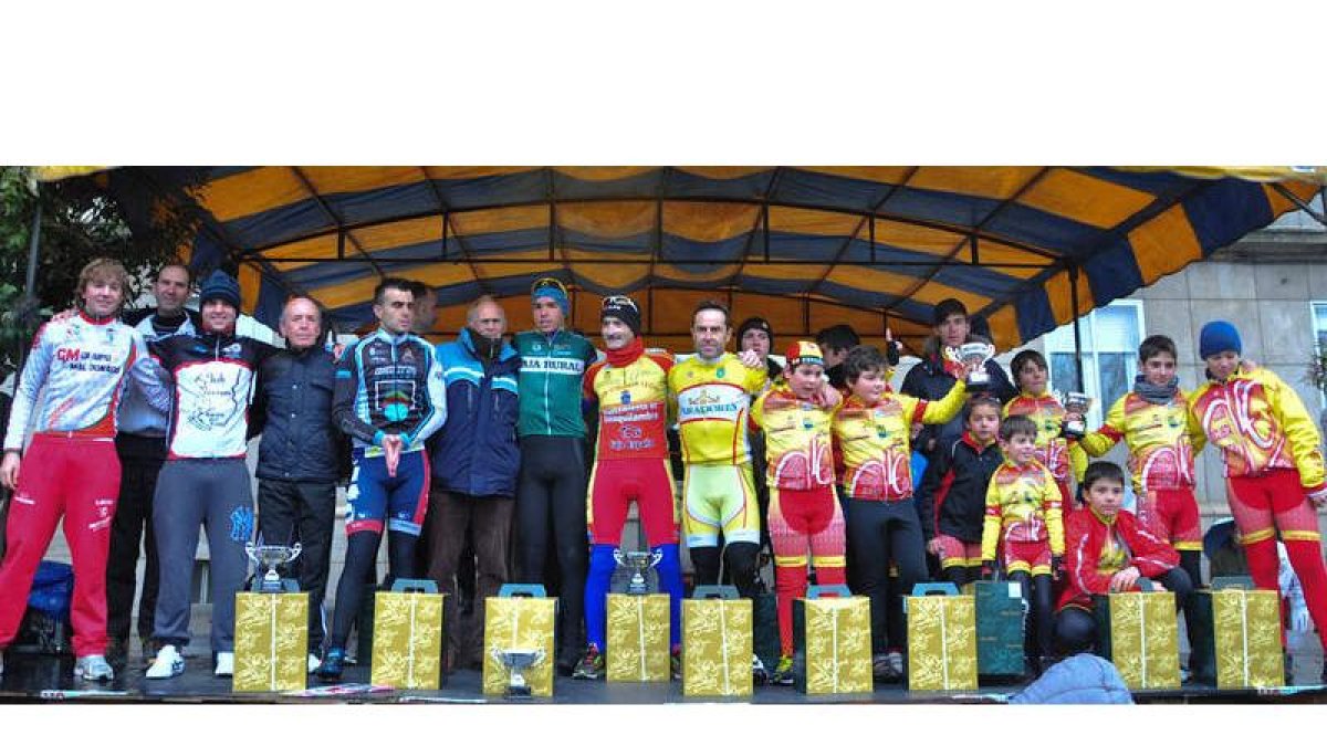 Podio con los triunfadores de la Carrera del Pavo que volvió a reunir a lo más granado .