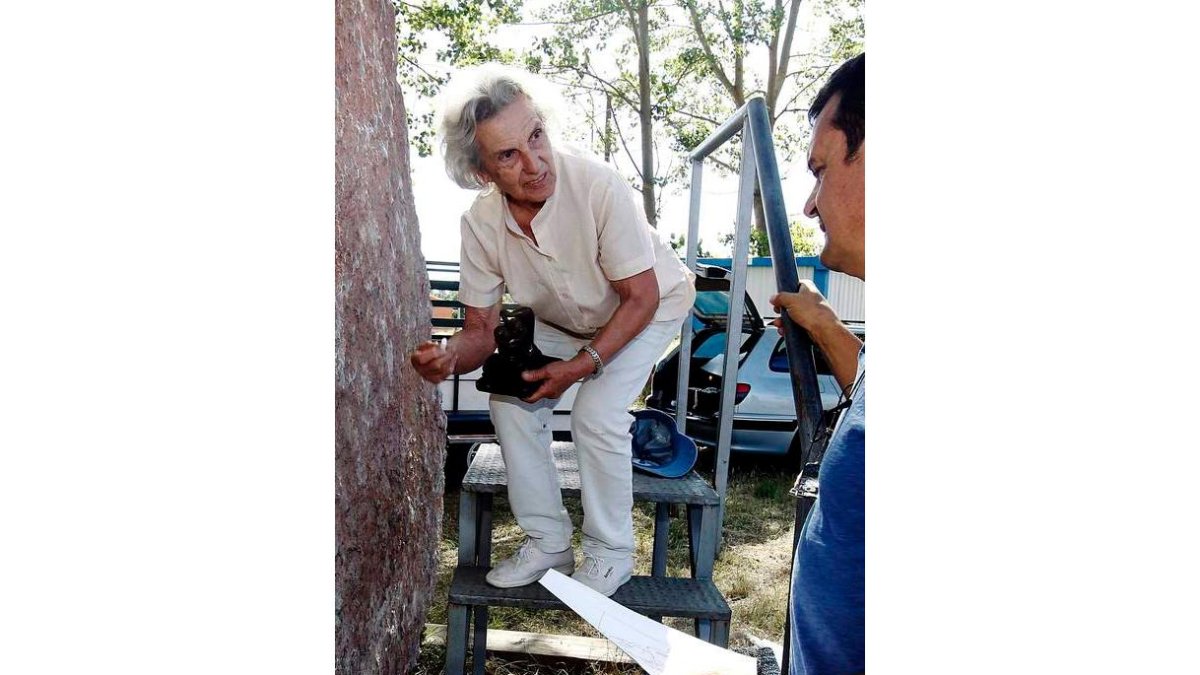 Castorina y Amancio comienzan a esculpir la piedra.