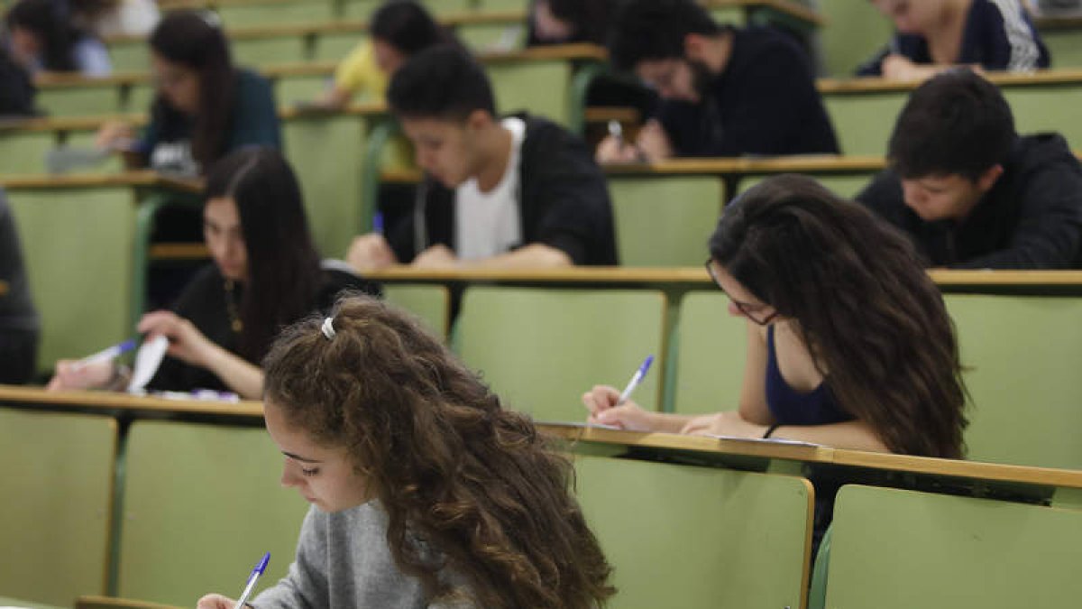 Los alumnos de la primera selectividad de julio en el aula de Derecho . JESÚS F. SALVADORES