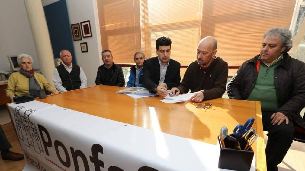 Integrantes de la plataforma Ponfesil, ayer en el centro cívico de Flores del Sil.