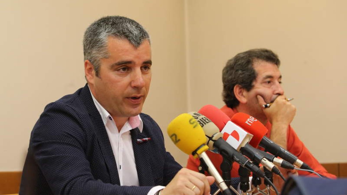 El edil de Cultura y el director de Bergidum, en la presentación.