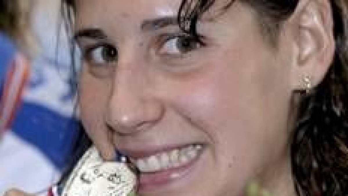 Villaécija posa con la medalla de plata que consiguió en 1.500 metros