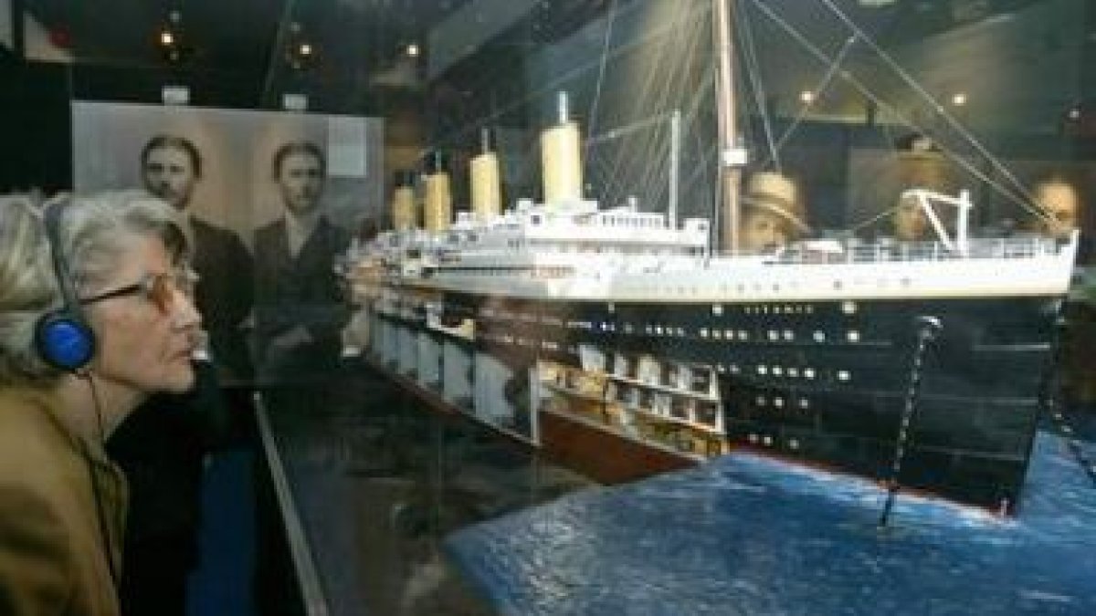 Una señora observa una maqueta del Titanic en la muestra 'Titanic The exhibition'.