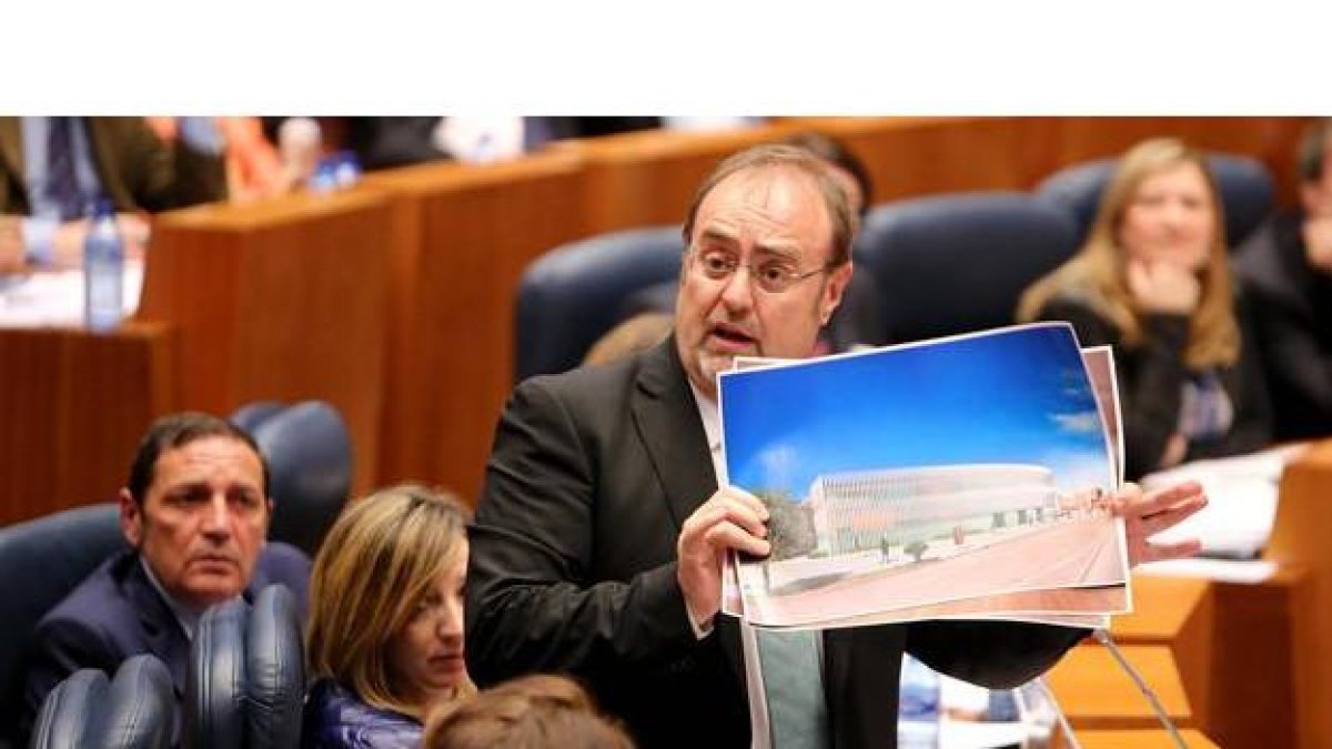 El consejero de Educación muestra en el pleno de la Cortes una receración por ordenador de cómo va a quedar el Conservatorio en los bajos del estadio de fútbol