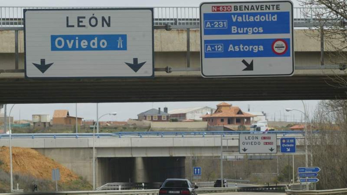 Indicadores de las autopistas a Asturias y a Astorga.