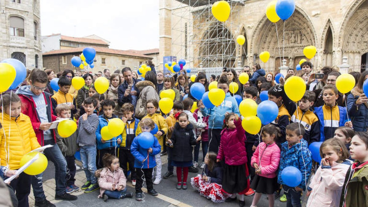 Niños y niñas del Colegio Santa Teresa, ayer en el acto celebrado en la Plaza de Regla, en la Catedral. FERNANDO OTERO
