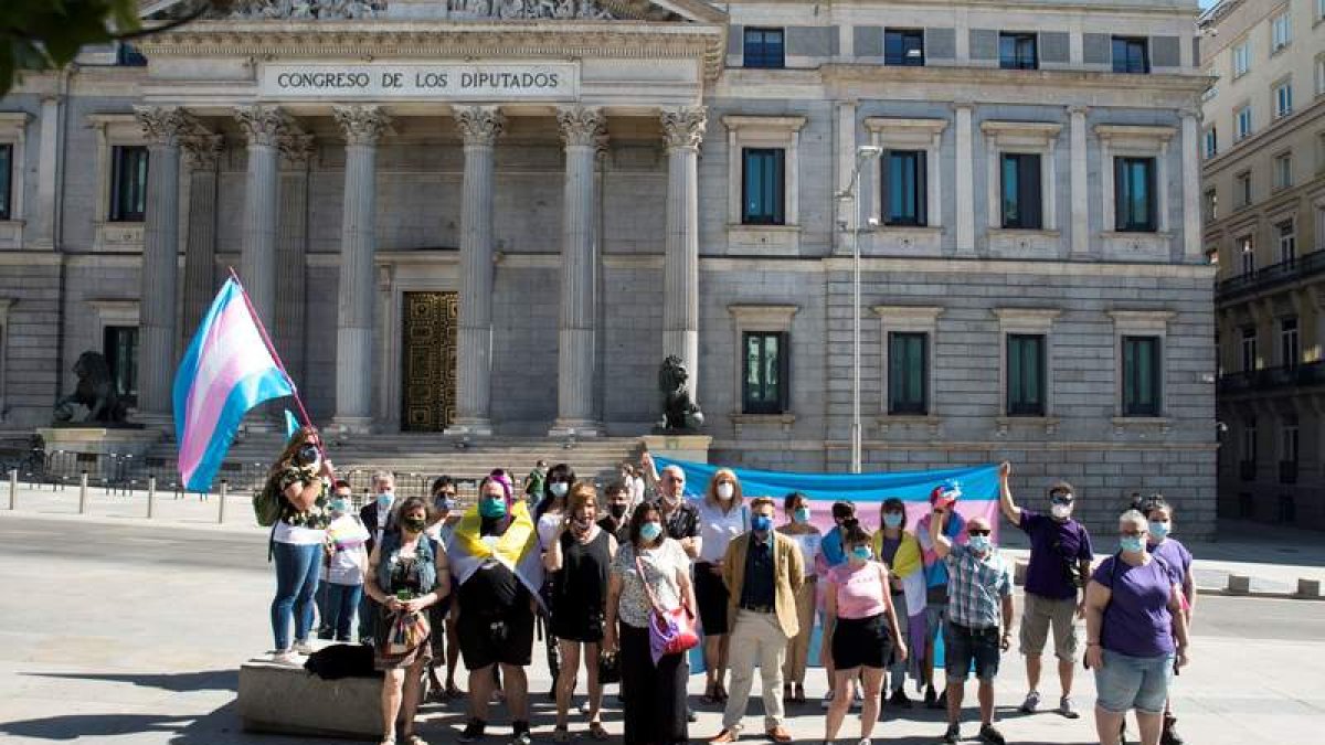 Concentración ayer a las puertas del Congreso de los Diputados. LUCA PIERGIOVANNI
