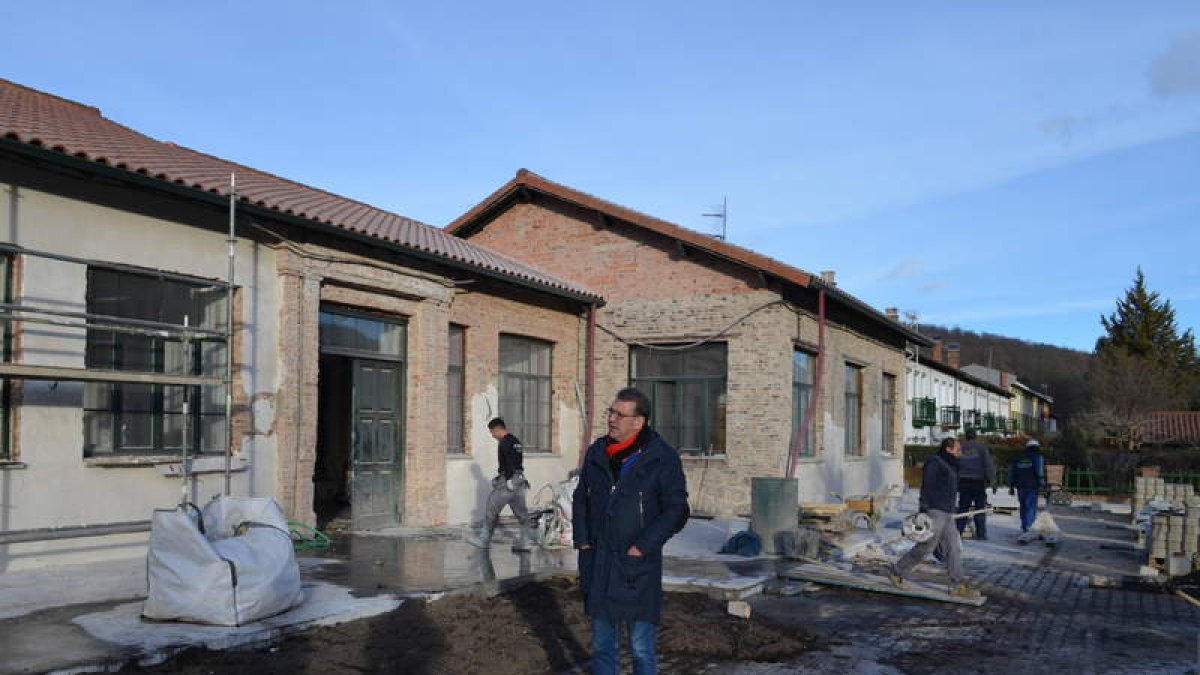 El alcalde de Sanero, Francisco Javier García, supervisó recientemente las obras. CASTRO