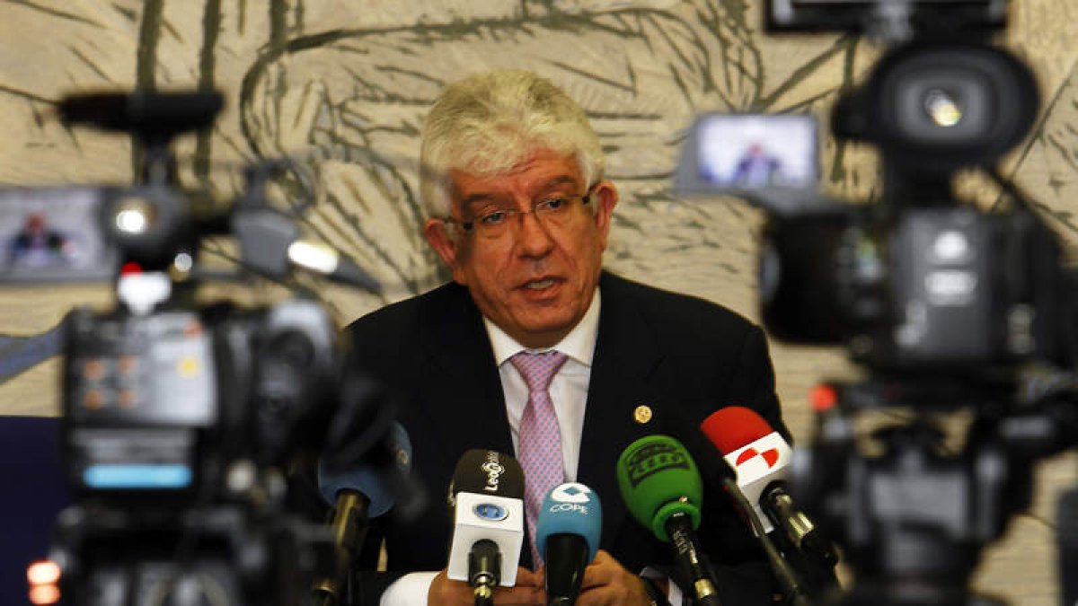 El rector de la Universidad, José Ángel Hermida, durante la comparecencia de prensa.