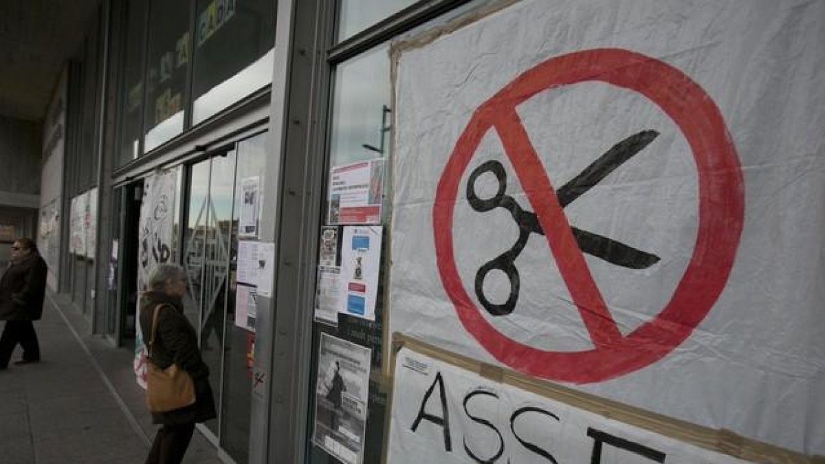 Un cartel en protesta por los recortes en la sanidad pública, en el Hospital de Sant Pau.
