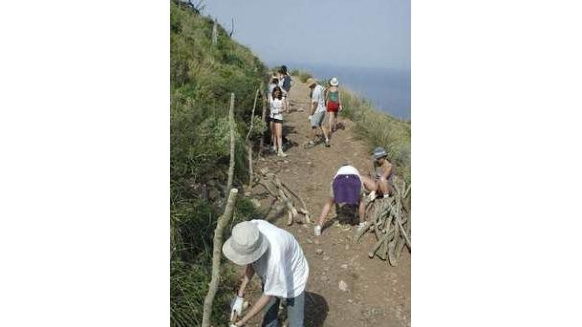 Voluntarios trabajan para recuperar La Trapa.