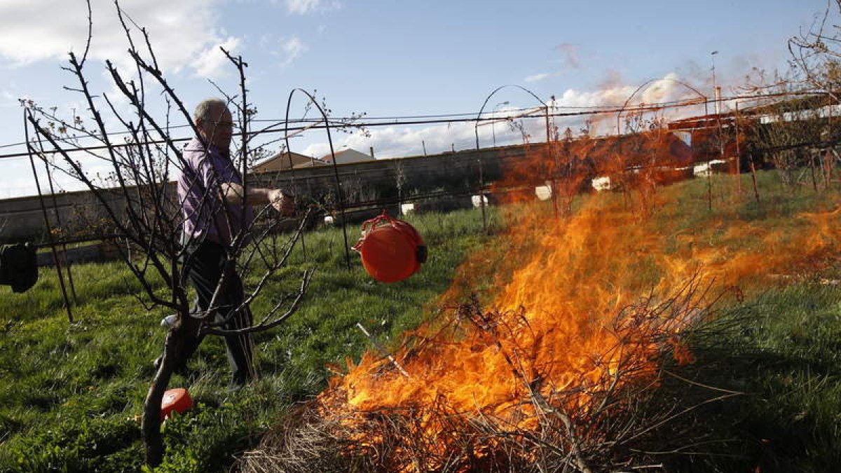 Los extintores se lanzan a la llama para que explosionen y así apaguen el fuego.