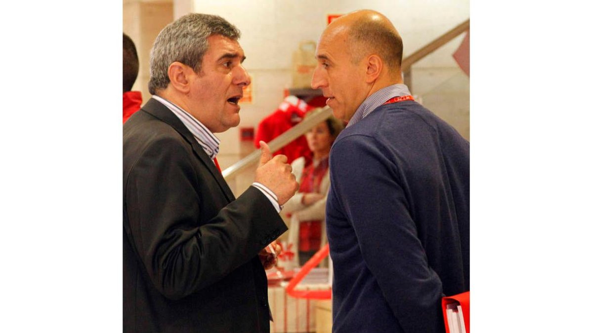 Villarrubia intercambia impresiones con Díez.