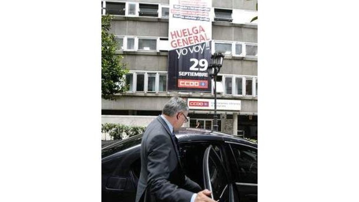 Blanco, ante la sede del PSOE asturiano en Oviedo.