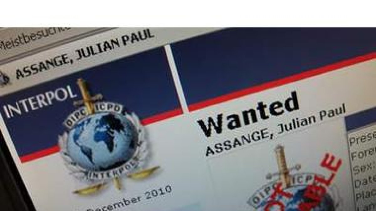 La página web de la Interpol en la que se anuncia la búsqueda de Julian Assange.