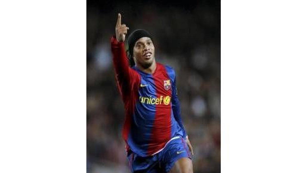 Ronaldinho celebra uno de los dos goles que marcó ante el Rácing