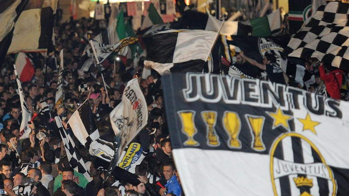 Fanáticos de la Juventus celebran el título de la Serie A.