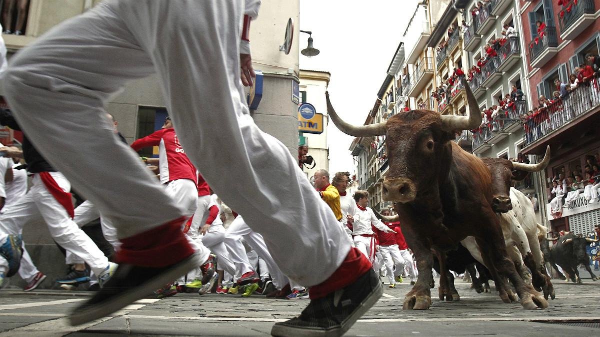 Toros de la ganadería de Miura persiguiendo a los mozos durante el último encierro del 2016