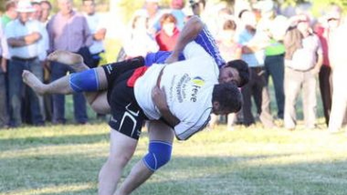 Los luchadores de Campohermoso brillaron ayer sobre la hierba de Sahechores.