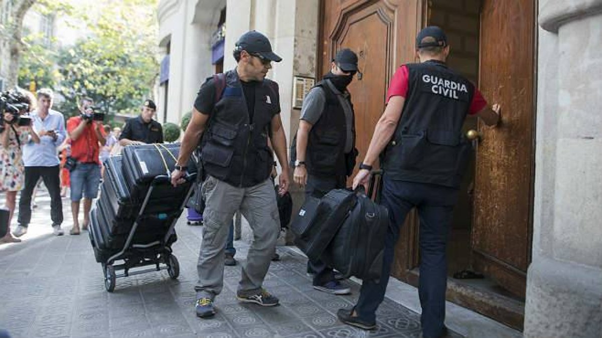 ACN  La Guardia Civil registra la sede de CatDem.