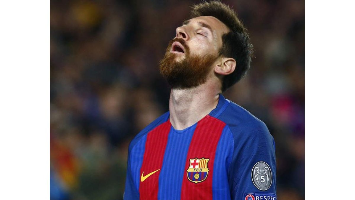 El gesto de desolación de Messi al final del partido pone rostro a la eliminación del Barcelona. QUIQUE GARCÍA