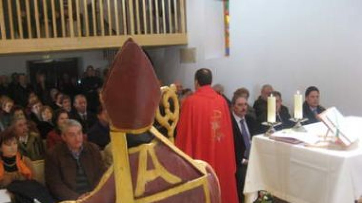 Un momento ayer de la festividad religiosa en la ermita de La Seca de Alba.