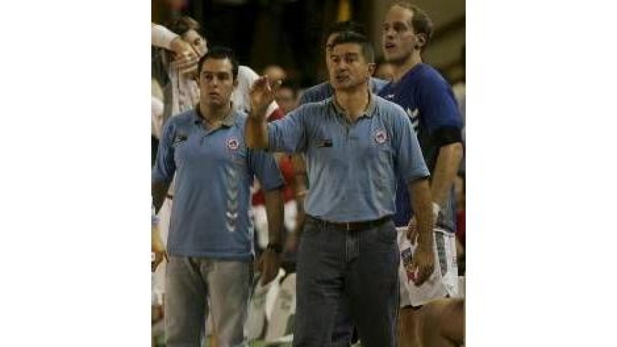 Cadenas prepara junto a su equipo el próximo partido ante el Barcelona