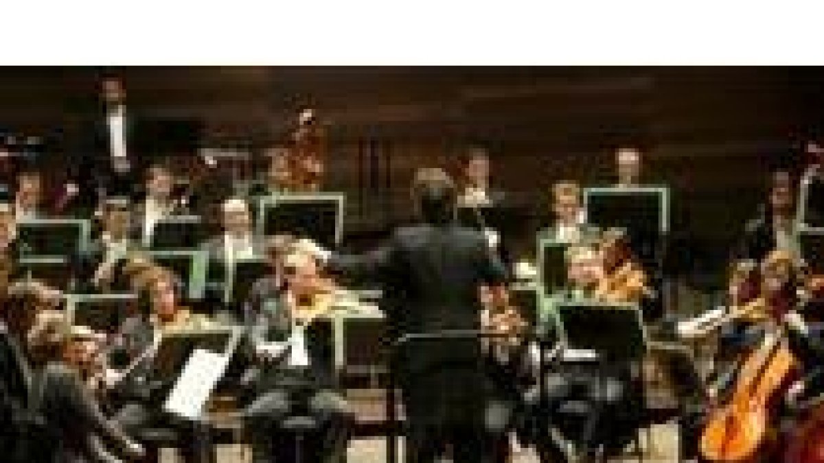 Un momento de la actuación de la Orquesta de Castilla y León, ayer en el Auditorio