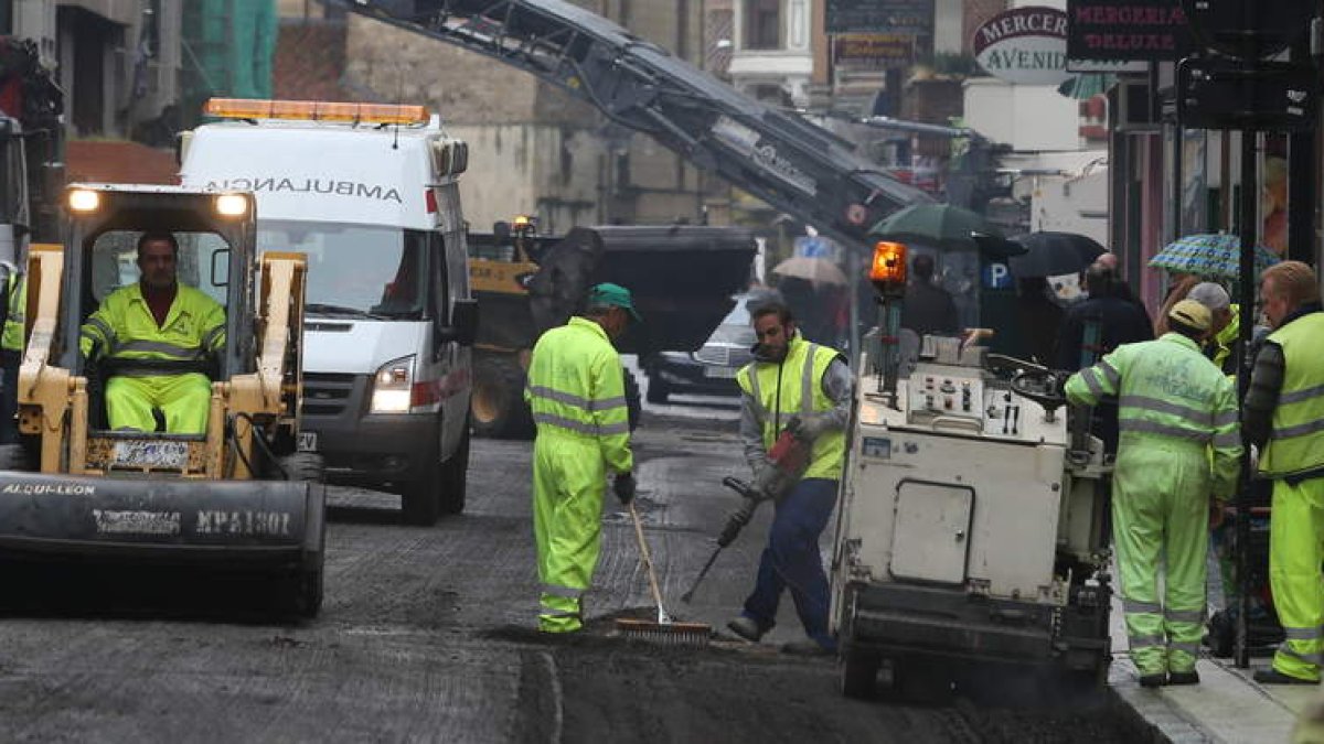 Las obras de asfaltado de las calles de la capital vuelven a realizarse esta semana. RAMIRO
