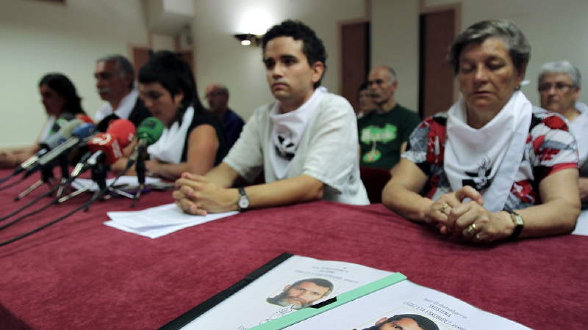 Miembros del colectivo de apoyo a presos de ETA Etxerat, que piden libertad para Uribetxebarria.