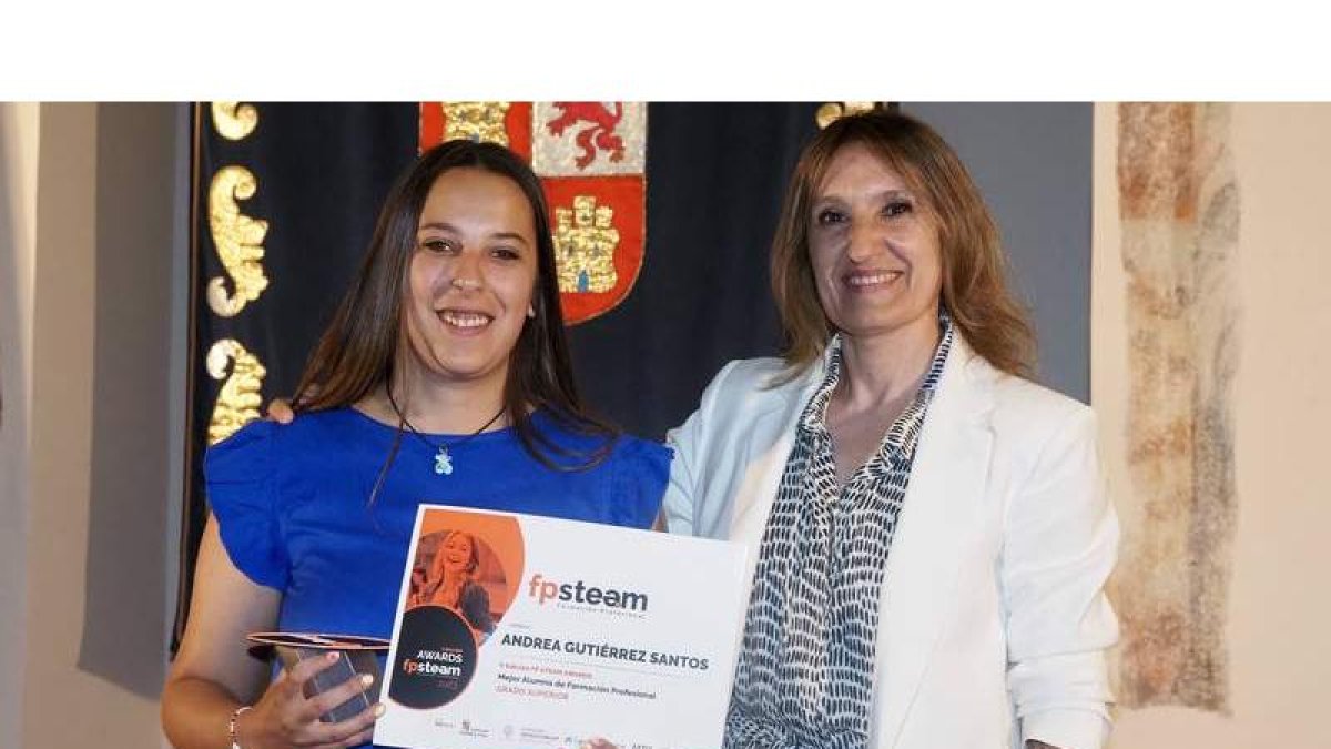 Andrea Gutiérrez con la consejera Rocío Lucas. r. valtero