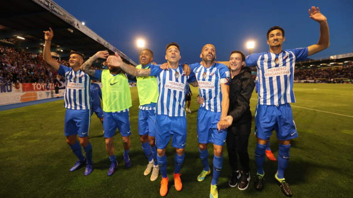 Algunos jugadores de la Deportiva celebran el triunfo ante el FC Cartagena del play off del 2019. BARREDO