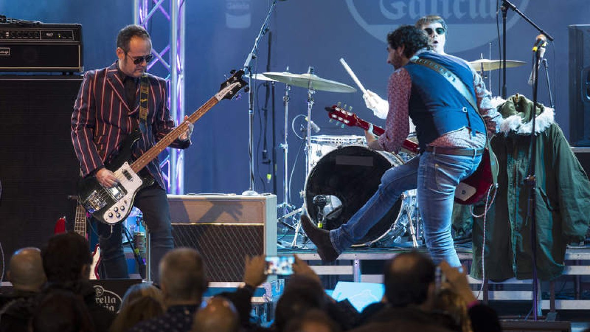 Concierto de Los Modernos y la concentración de scooters ante Botineso. FERNANDO OTERO PERANDONES / S. CAMPILLO