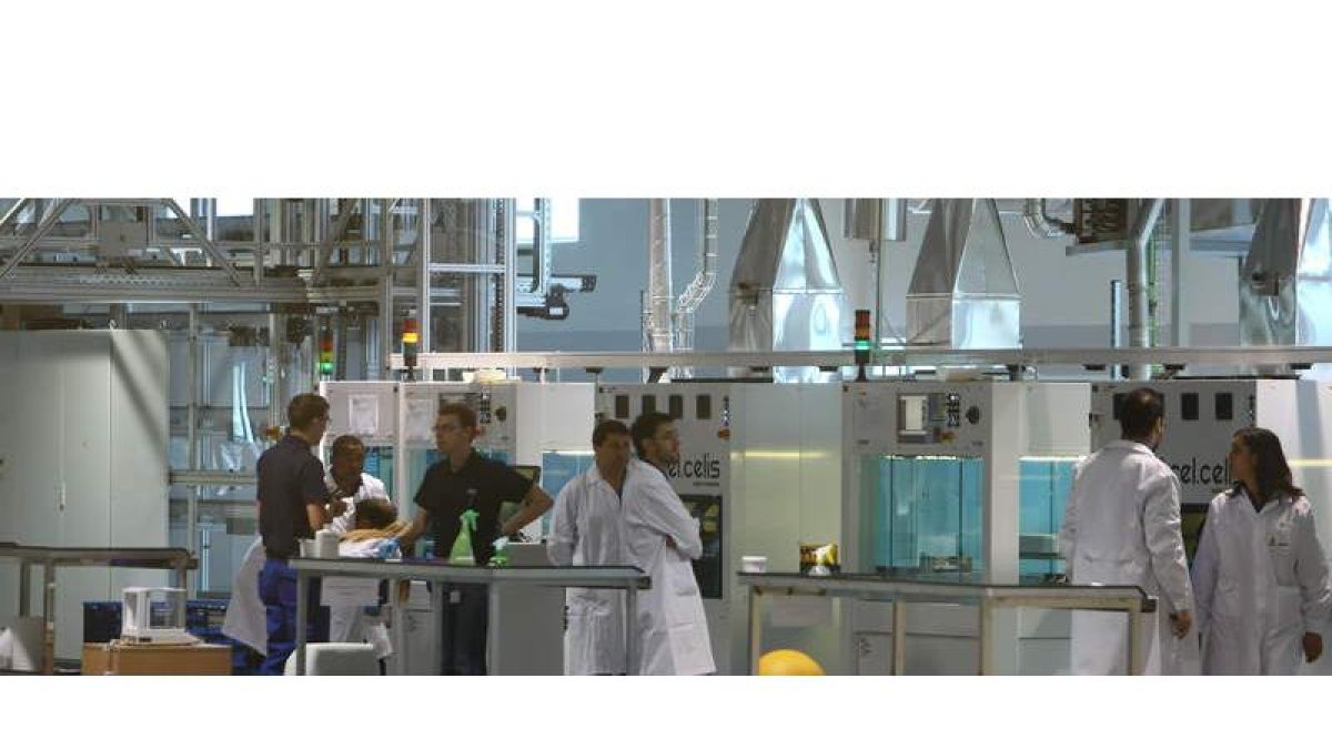 El interior de la planta de fabricación de células solares de la compañía Cel Celis, en el polígono industrial de San Román.