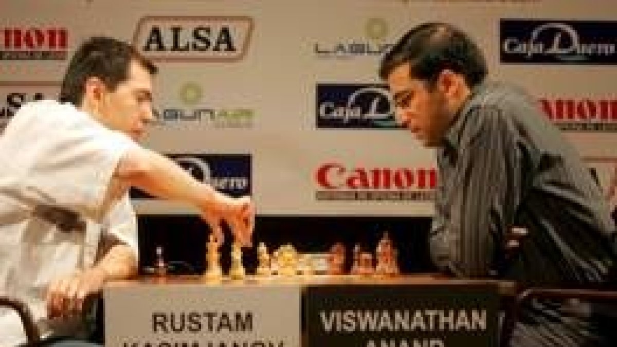 Kasimjanov, en una partida de un magistral anterior, enfrentándose al gran campeón Anand