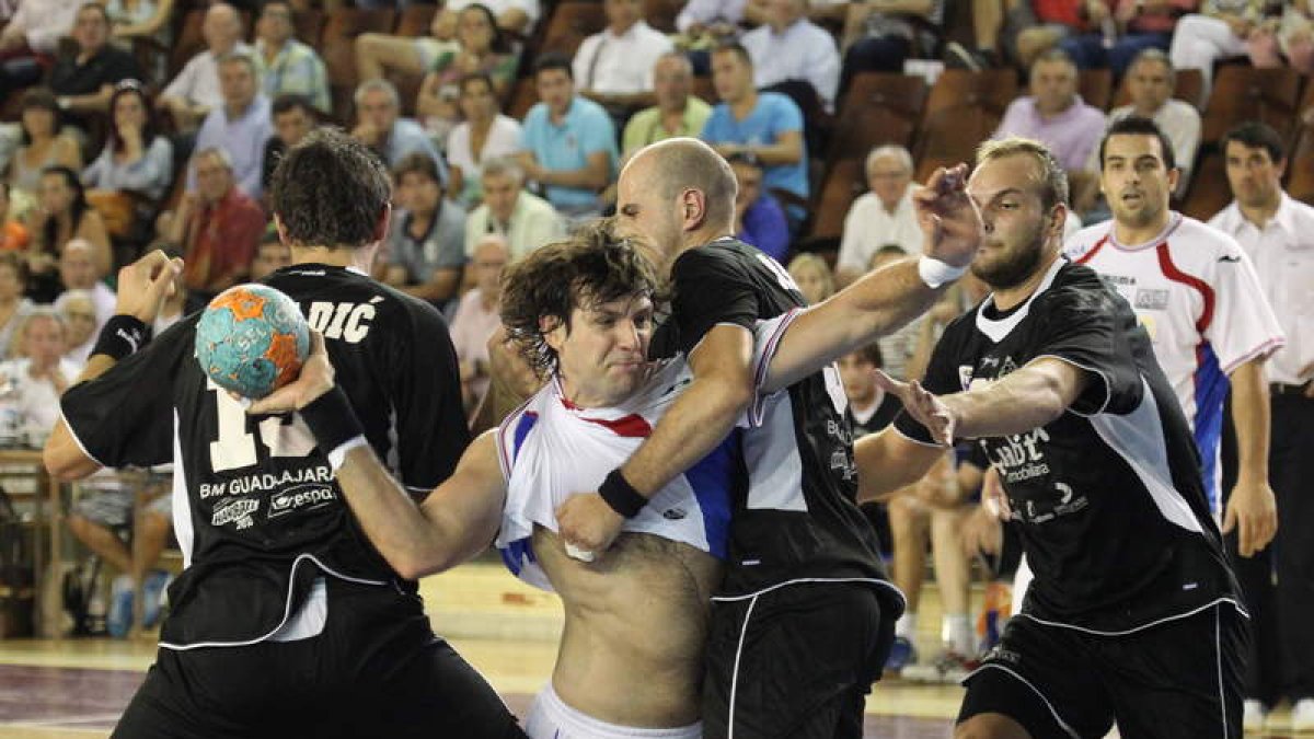 Con cinco goles de cinco lanzamientos el pivote argentino Gonzalo Carou demostró que, además de un buen defensor, puede aportar también en ataque.