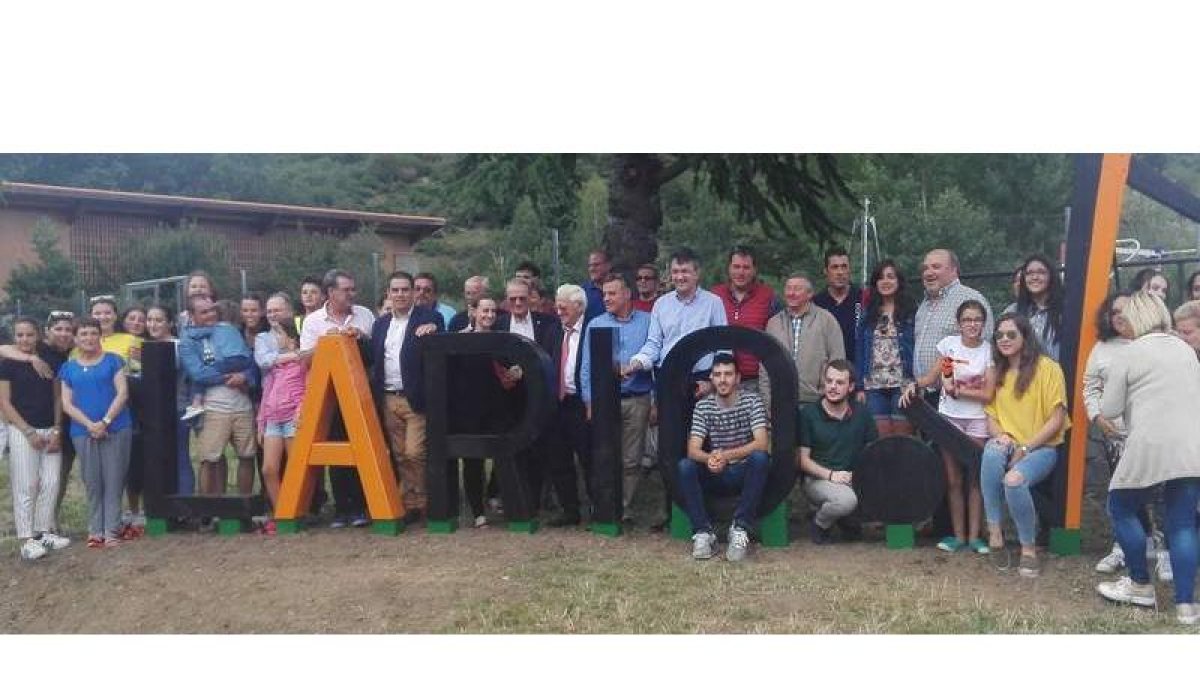La Casa del Parque de Valdeburón en Lario, acogió la presentación de un torneo de fútbol sala con mucha raigambre: 40 años le contemplan. DL
