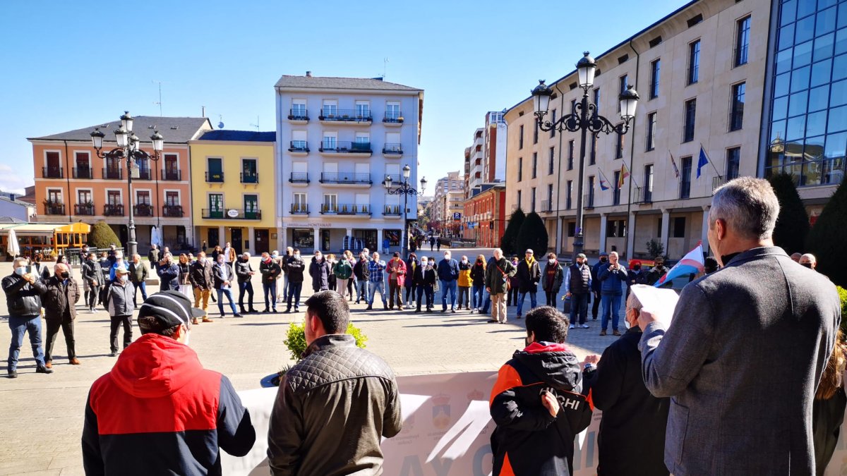 Apenas un puñado de personas han secundado hoy la protesta de Bierzo Ya, que leyó un manifiesto en la plaza del Ayuntamiento. L. DE LA MATAT