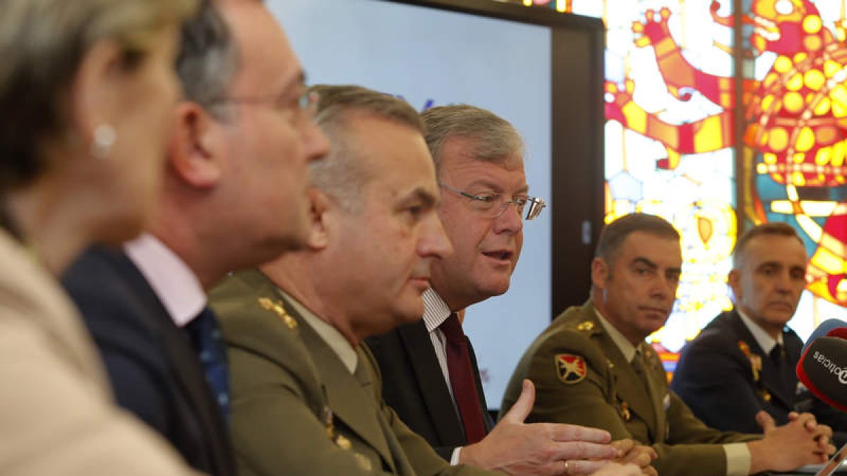 Franco, Salguero, De la Plaza, Silván, Polo y Gutiérrez, durante la presentación de Unvex. RAMIRO