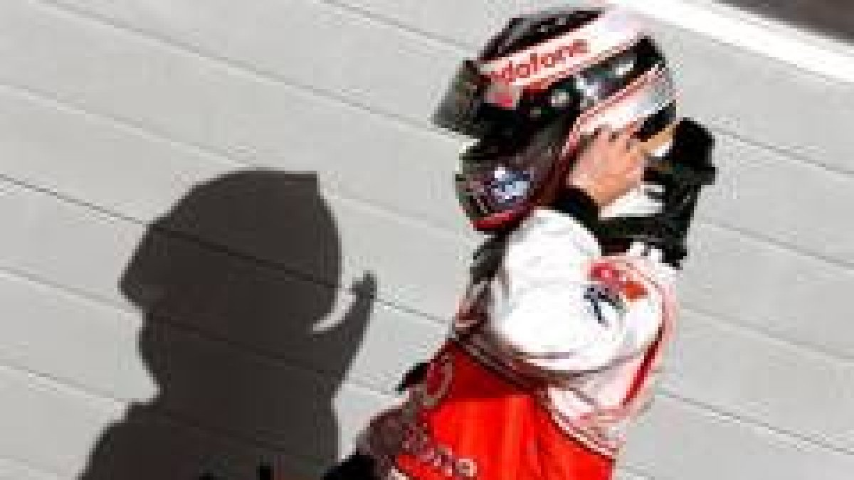 Lewis Hamilton celebra el podio tras obtener el segundo puesto