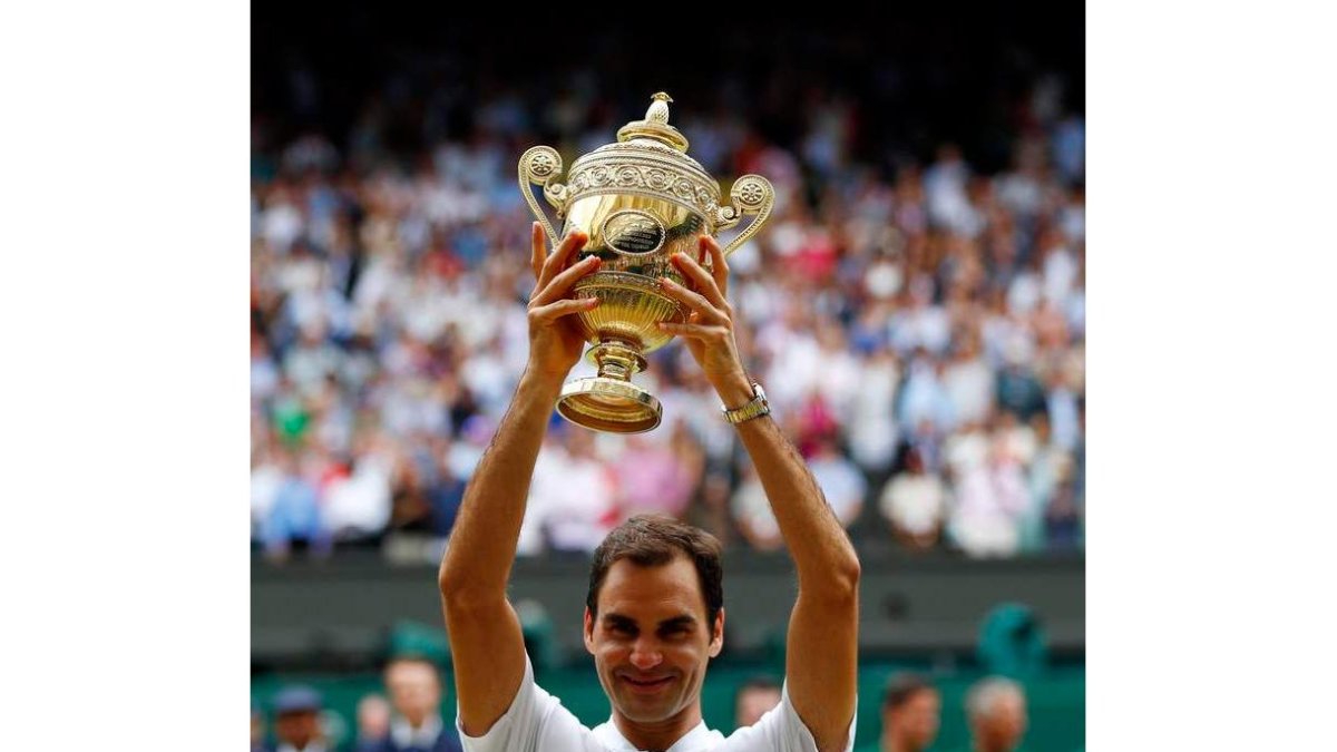 Roger Federer levanta la copa que le acredita como campeón de Wimbledon. NIC BOTHMA