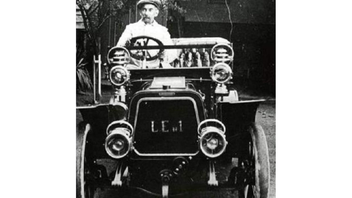 En la imagen superior, Alberti Laurín, inmortalizado por Gracia, y publicidad de los coches Darracq.
