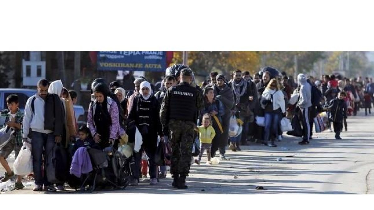 Cientos de refugiados esperan para registrarse en el campamento de Preshevo, en Serbia, este domingo